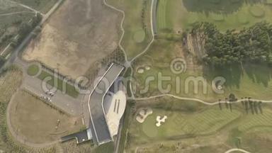 大型豪华高尔夫球场的<strong>俯视</strong>图.. 绿色草坪和树木的景色。 从上面拍摄，<strong>俯视</strong>，无人机拍摄。